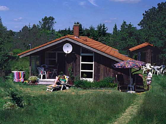 Ferienhaus - Ansicht mit Garten und Terrasse